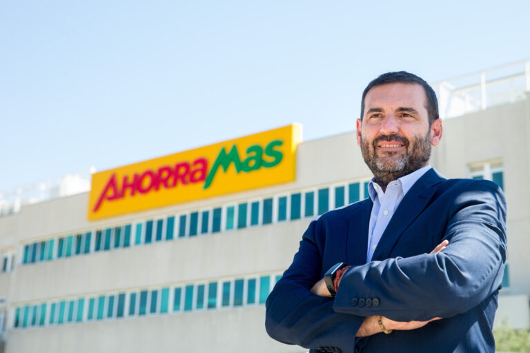 Carlos Herrero: » Hay que poner el foco en el trabajador, situarle en el centro y tener en cuenta que cada decisión que se toma, cada referencia que se incorpora, cada formato que se innova, puede tener incidencia en la salud de nuestros colaboradores»