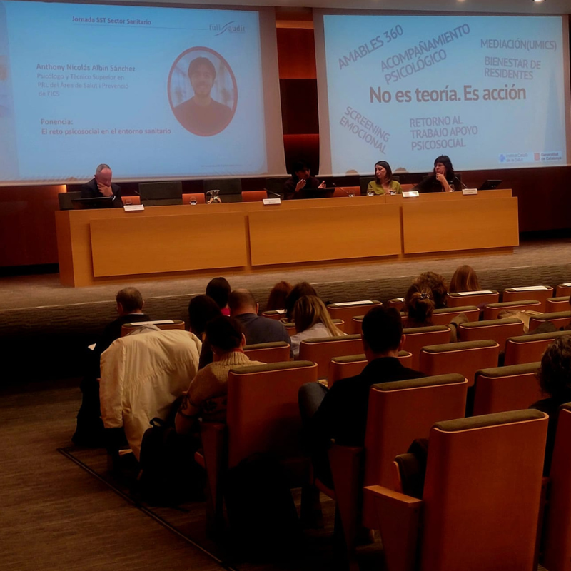 Anthony Nicolás Albin Sánchez, Psicólogo y Técnico Superior en PRL del Área de Salut i Prevenció del Institut Català de la Salut, en su ponencia durante la jornada sobre SST en el sector sanitario, organizada por Full Audit.