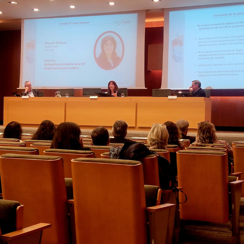 Nuestra auditora jefa Manuela Brinques en su ponencia durante la jornada sobre SST en el sector sanitario, organizada por Full Audit.