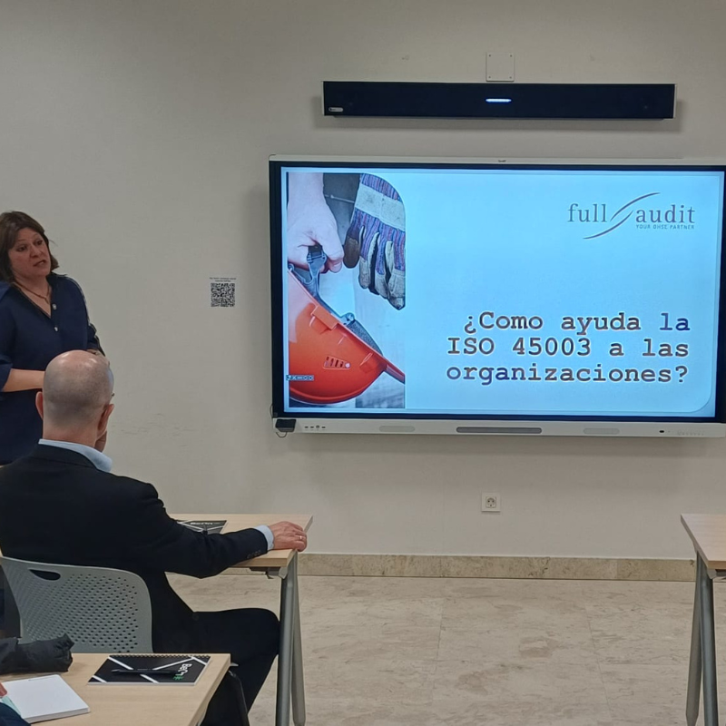 Nuestra Auditora Jefa Mónica Saiz explicando la norma iso 45003