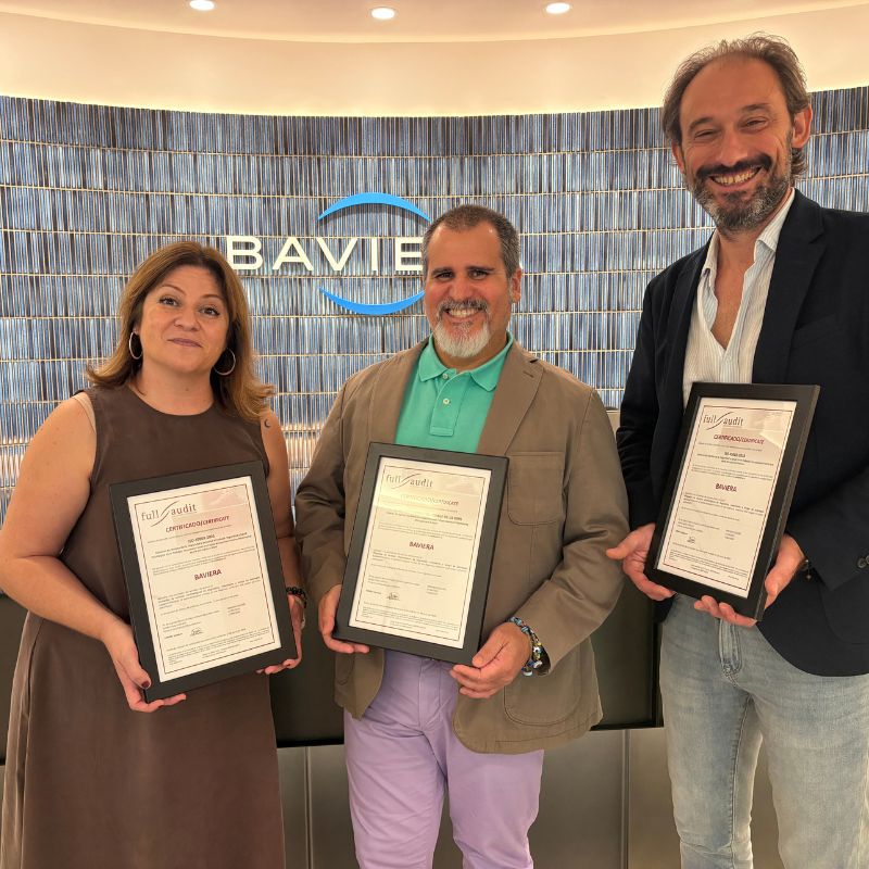 Daniel Tapial y Mónica Saiz entregan certificados de ISO 45001, 45003 y Modelo ELS a Salvador Villasmil de BAVIERA