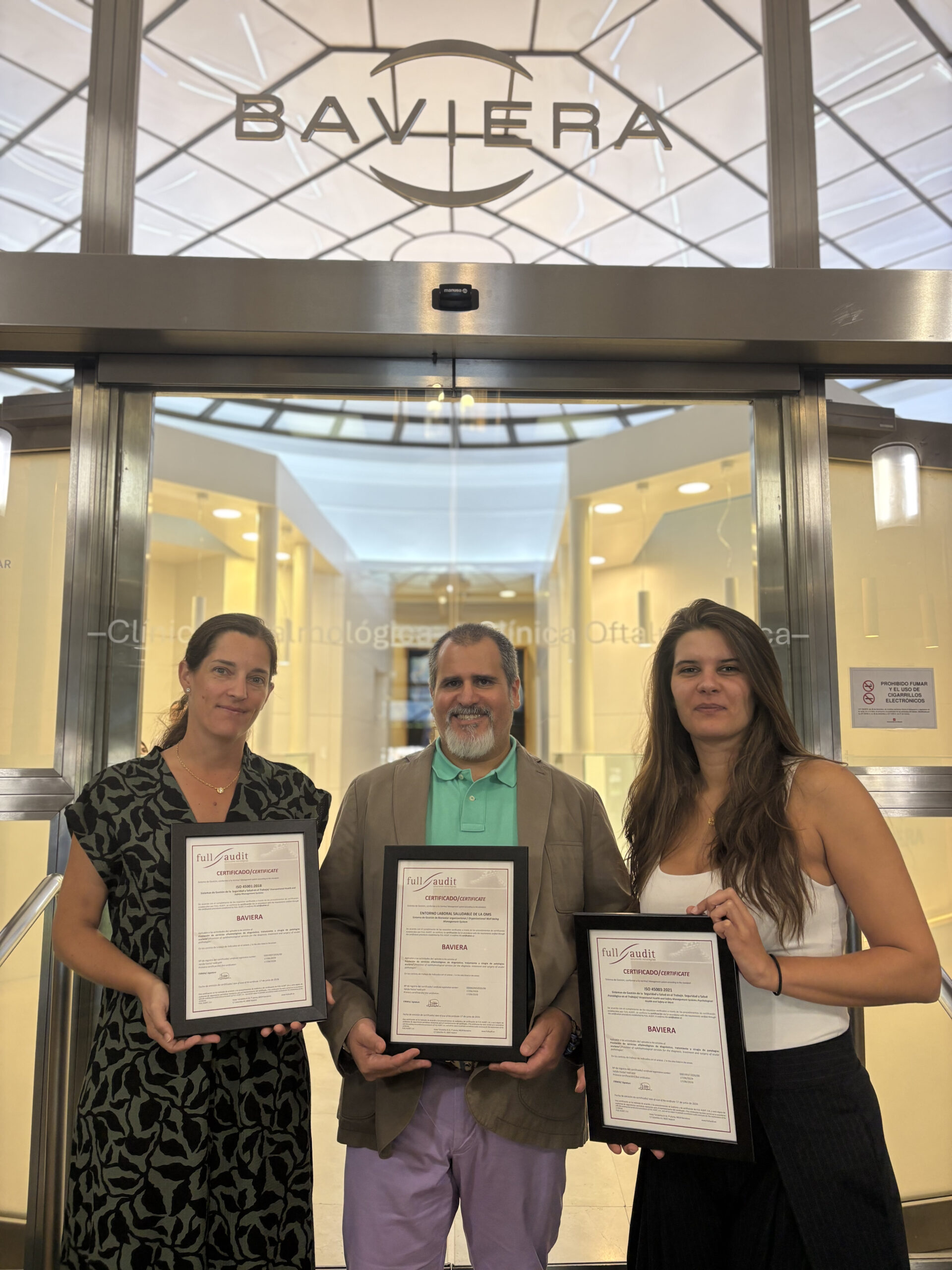 El equipo de Baviera posando con los certificados de ISO 45001, ISO 45003 y el Modelo ELS de OMS emitidos por FULL AUDIT
