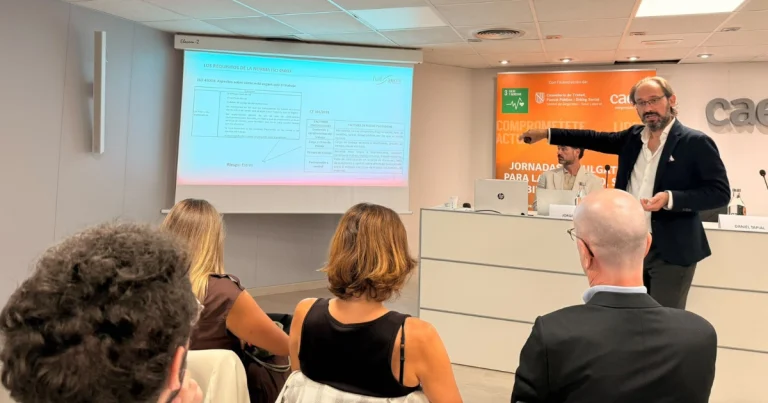 Daniel Tapial, Director de Desarrollo de Negocio de Full Audit, en la jornada Salud psicosocial y bienestar en la era de la IA, organizada junto a CAEB y BeOn